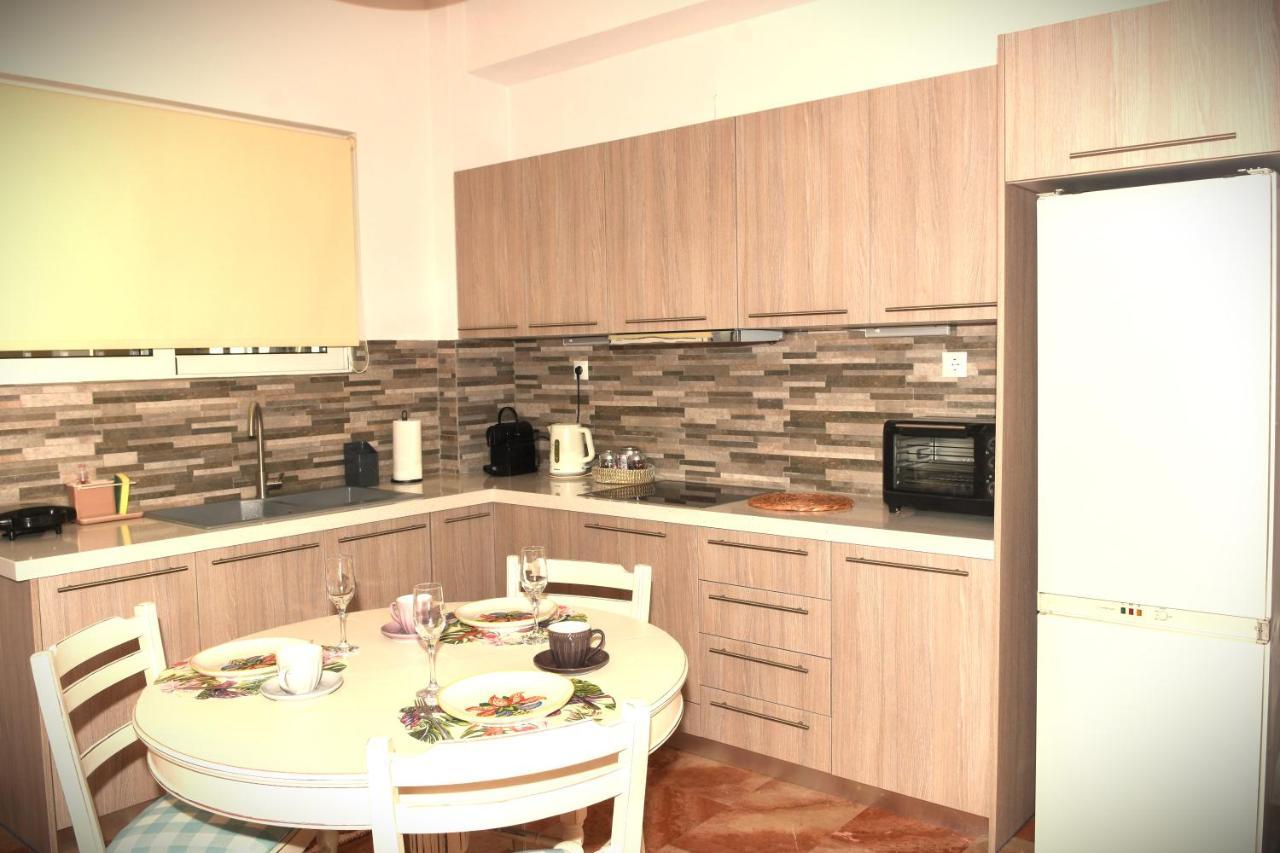 Ellis House Apartman Agrínio Kültér fotó